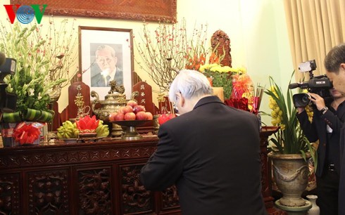Party General Secretary pays tribute to former party leader Le Duan - ảnh 1